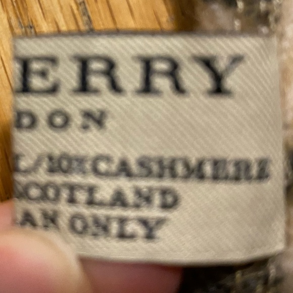 โญ๏ธHPโญ๏ธBurberry poncho๐ - Picture 5 of 5